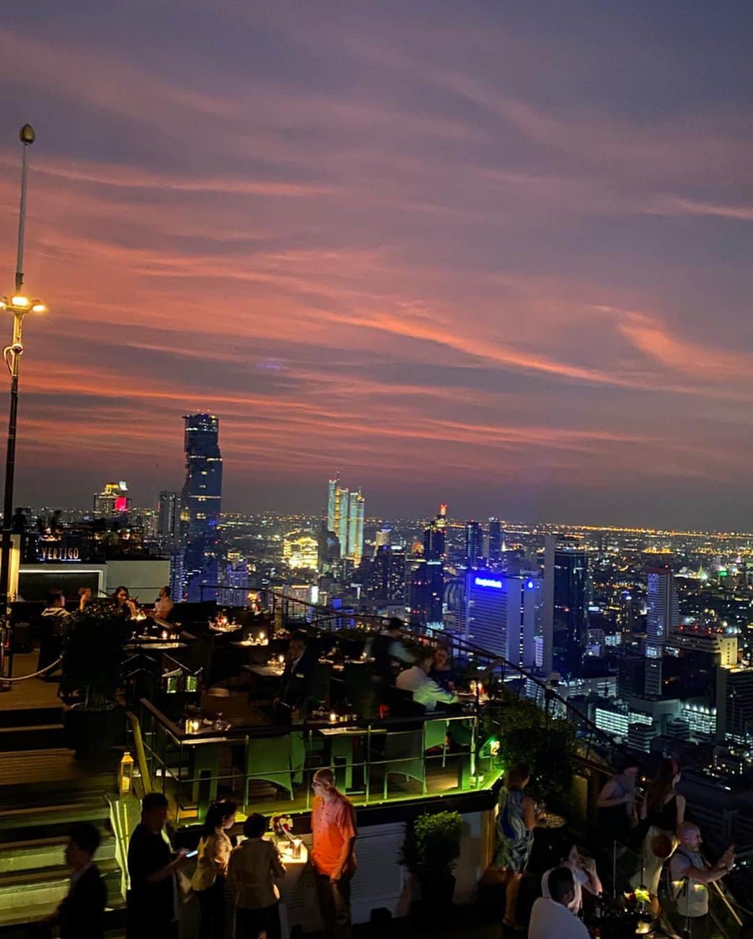 ももさんのインスタグラム写真 - (ももInstagram)「MOON BAR🌙 . . 空中に浮かぶ船の様な幻想的なBAR 数分置きに変わる空の色が綺麗すぎた… . . 日が沈む前に行くのが絶対オススメ🥰 . #MOONBAR#moonbarbangkok#banyantree#banyantreebangkok#bangkok #thailand#バンコク#タイ#ルーフトップバー#skybar#夕日#絶景」1月26日 18時12分 - peachichanmomo