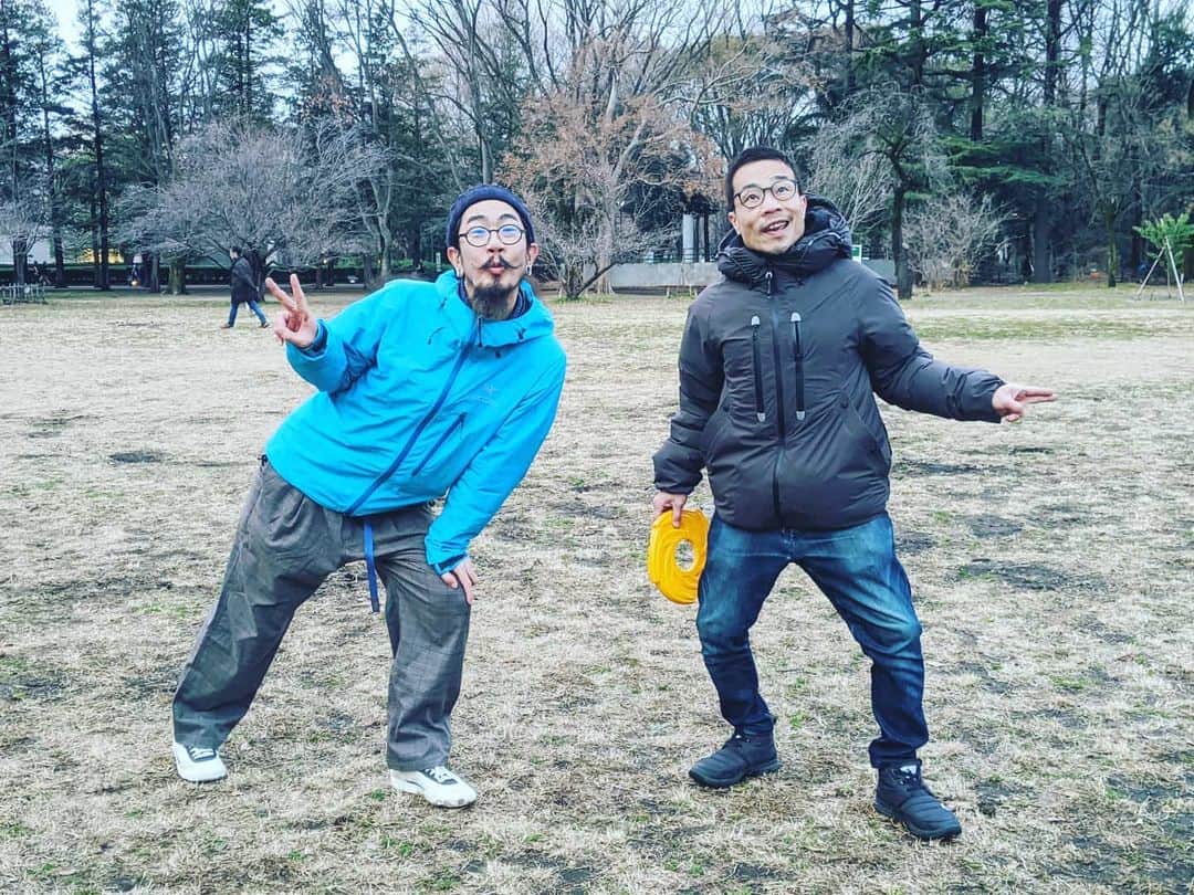 磯部正文のインスタグラム：「公園でフリスビーをするケイタイモを発見 束の間の キャッチ＆リリース🥏💨」