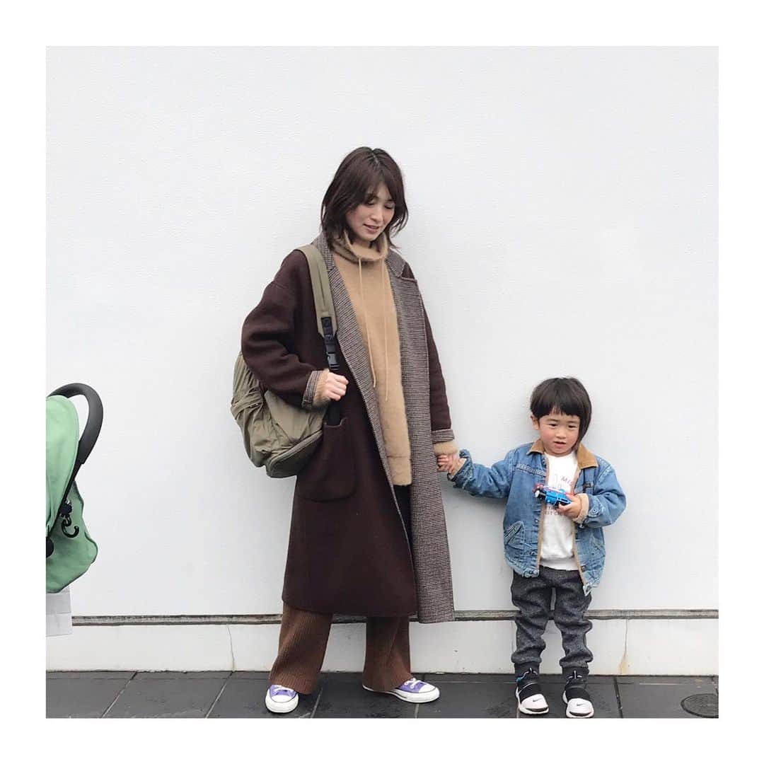 上村若菜のインスタグラム：「代わり映えのしないootd👖 . 気付いたら同じニットパンツの着回しのようになってる😂 チビはベビーカーで爆睡中👶 . #wakameswardrobe #今年はコート買いませんでした🧥 . コート…#plage 去年の ニット…#aton パンツ…#pheeny  リュック…#greish 靴…#converse」