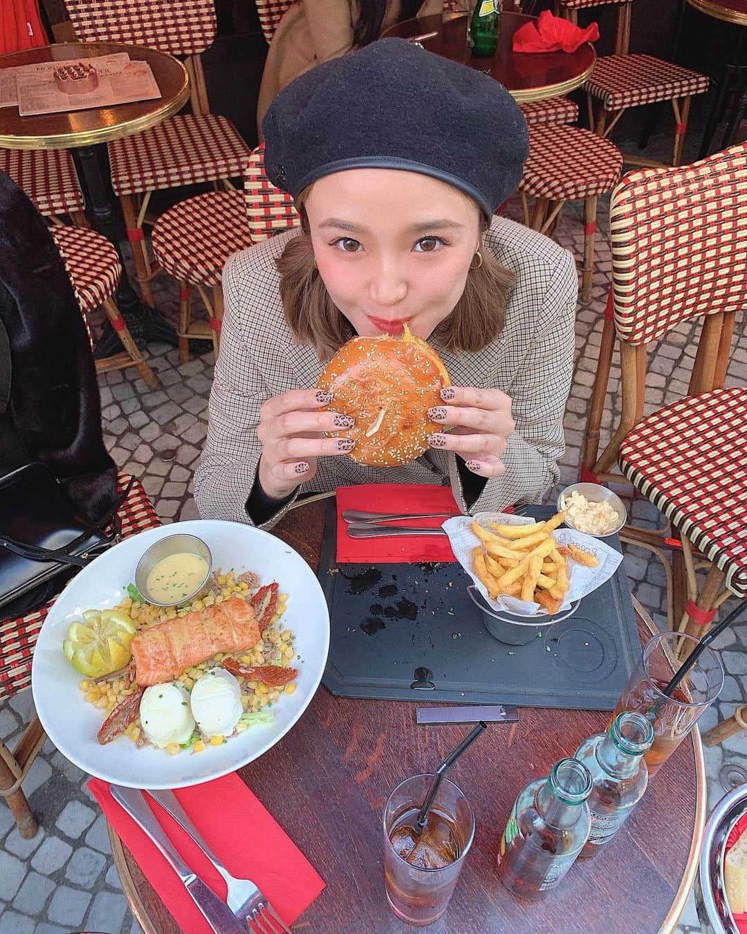 蓼沼楓さんのインスタグラム写真 - (蓼沼楓Instagram)「今だにハンバーガーの食べ方が分かりません。でも大好きっ🥰🥰あなたはそのままガブっと？切る派？」1月26日 18時21分 - pyon_sta