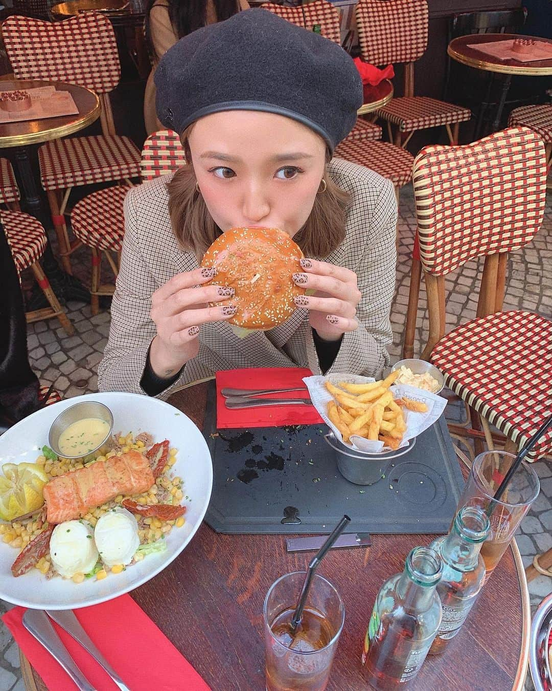 蓼沼楓さんのインスタグラム写真 - (蓼沼楓Instagram)「今だにハンバーガーの食べ方が分かりません。でも大好きっ🥰🥰あなたはそのままガブっと？切る派？」1月26日 18時21分 - pyon_sta