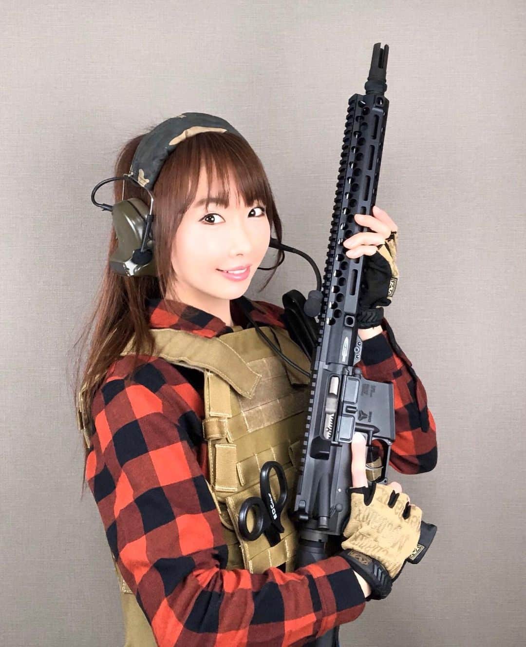 坂地久美さんのインスタグラム写真 - (坂地久美Instagram)「💖 GunGirl 💖  サバゲーで持ちたい銃🔫💞 着けたい装備😘 💜🔫銃🔫💜 GBLS DAS GDR-15 #DynamicActionSystem #PTS #ar15 #m4  電動ガンなのにボルトキャリアが実際にストロークしてリアルなリコイルを発生させるエアガン。✨💓✨ トリガーを引く→シアが落ちる→BB弾発射→リコイルが発生する、という実銃のような動作をするので、セミオートやフルオートの初弾は実は命中度が高いんです。🔫💞 💜🔫装備🔫💜 A-TWO LBT6094Aタイプ プレートキャリア #atwotactical #lbt6094 #platecarrier  NAVY SEALsなど多くのアメリカ軍特殊部隊で使われているプレキャリで、サバゲーでも定番の装備の1つ。❤️ アメリカンカジュアルなファッションに合わせてみました❣️ 銃と装備カッコイイーー😆  #orgaairsoft  #サバゲー #サバイバルゲーム #Gunドル #tacticute ‬#生存遊戲 #サバゲー女子 #サバゲーファッション #military #tactical #tacticool #tacticutest #airsoft #airsoftgirls #airsoftworld #airsoftnation #girlsandguns #girlswithgun #airsoftlove #gungirl #坂地久美 #sakachikumi」1月26日 18時23分 - sakachikumi
