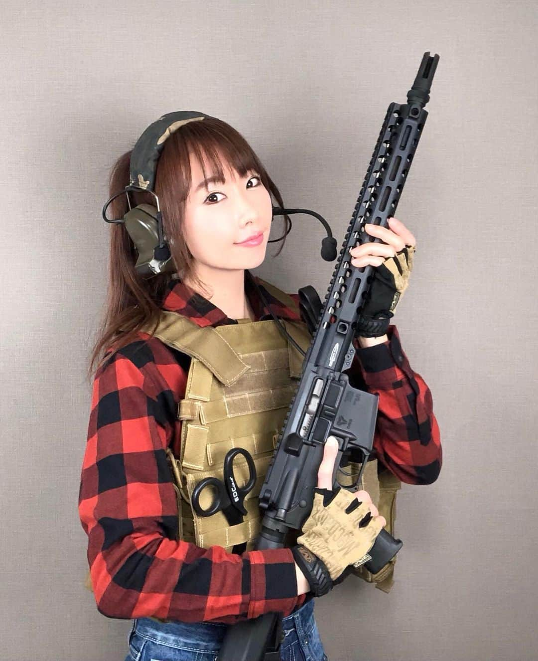 坂地久美さんのインスタグラム写真 - (坂地久美Instagram)「💖 GunGirl 💖  サバゲーで持ちたい銃🔫💞 着けたい装備😘 💜🔫銃🔫💜 GBLS DAS GDR-15 #DynamicActionSystem #PTS #ar15 #m4  電動ガンなのにボルトキャリアが実際にストロークしてリアルなリコイルを発生させるエアガン。✨💓✨ トリガーを引く→シアが落ちる→BB弾発射→リコイルが発生する、という実銃のような動作をするので、セミオートやフルオートの初弾は実は命中度が高いんです。🔫💞 💜🔫装備🔫💜 A-TWO LBT6094Aタイプ プレートキャリア #atwotactical #lbt6094 #platecarrier  NAVY SEALsなど多くのアメリカ軍特殊部隊で使われているプレキャリで、サバゲーでも定番の装備の1つ。❤️ アメリカンカジュアルなファッションに合わせてみました❣️ 銃と装備カッコイイーー😆  #orgaairsoft  #サバゲー #サバイバルゲーム #Gunドル #tacticute ‬#生存遊戲 #サバゲー女子 #サバゲーファッション #military #tactical #tacticool #tacticutest #airsoft #airsoftgirls #airsoftworld #airsoftnation #girlsandguns #girlswithgun #airsoftlove #gungirl #坂地久美 #sakachikumi」1月26日 18時23分 - sakachikumi