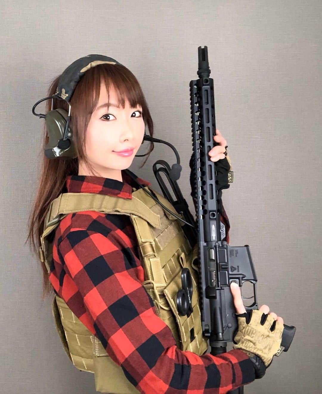 坂地久美さんのインスタグラム写真 - (坂地久美Instagram)「💖 GunGirl 💖  サバゲーで持ちたい銃🔫💞 着けたい装備😘 💜🔫銃🔫💜 GBLS DAS GDR-15 #DynamicActionSystem #PTS #ar15 #m4  電動ガンなのにボルトキャリアが実際にストロークしてリアルなリコイルを発生させるエアガン。✨💓✨ トリガーを引く→シアが落ちる→BB弾発射→リコイルが発生する、という実銃のような動作をするので、セミオートやフルオートの初弾は実は命中度が高いんです。🔫💞 💜🔫装備🔫💜 A-TWO LBT6094Aタイプ プレートキャリア #atwotactical #lbt6094 #platecarrier  NAVY SEALsなど多くのアメリカ軍特殊部隊で使われているプレキャリで、サバゲーでも定番の装備の1つ。❤️ アメリカンカジュアルなファッションに合わせてみました❣️ 銃と装備カッコイイーー😆  #orgaairsoft  #サバゲー #サバイバルゲーム #Gunドル #tacticute ‬#生存遊戲 #サバゲー女子 #サバゲーファッション #military #tactical #tacticool #tacticutest #airsoft #airsoftgirls #airsoftworld #airsoftnation #girlsandguns #girlswithgun #airsoftlove #gungirl #坂地久美 #sakachikumi」1月26日 18時23分 - sakachikumi