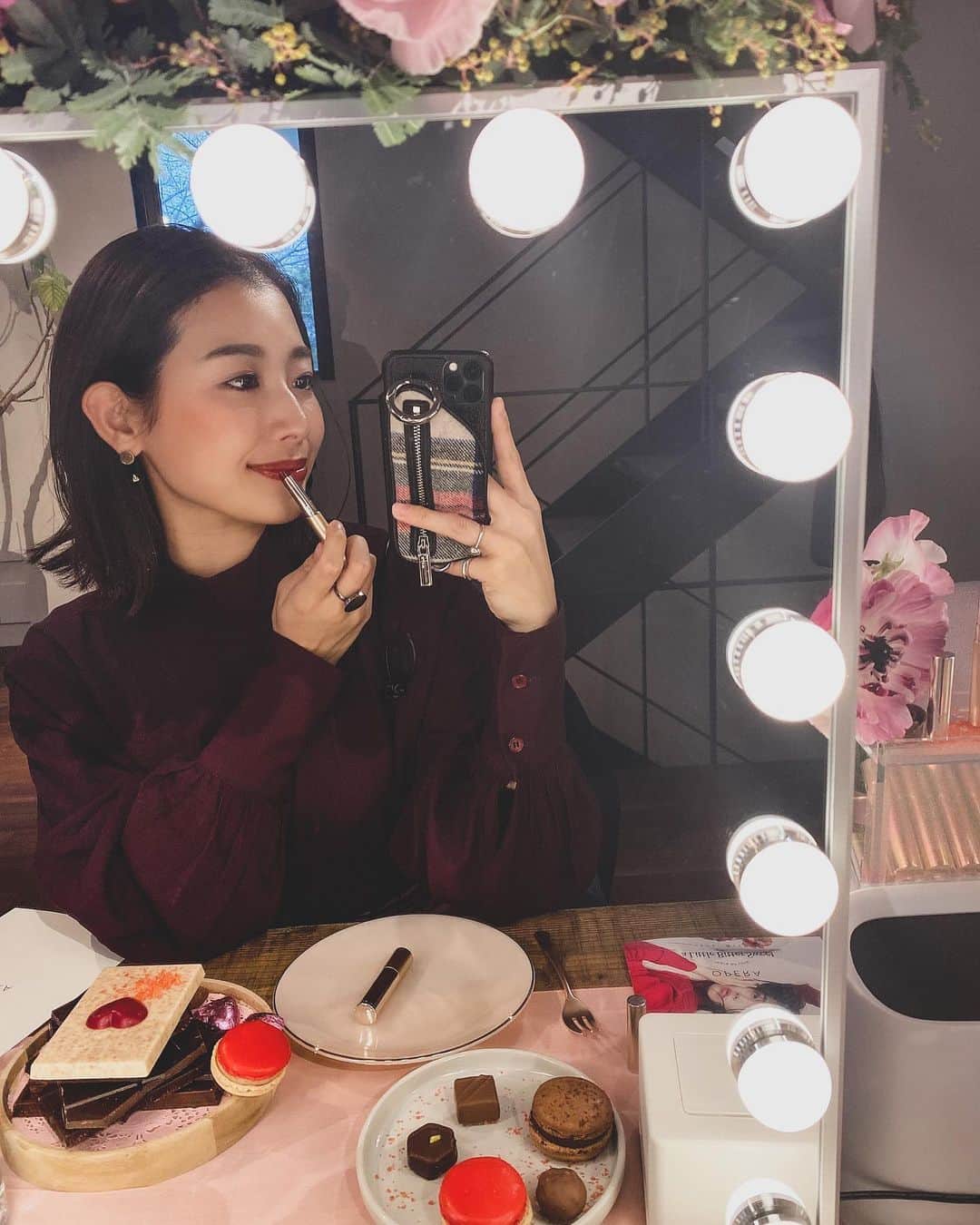 のインスタグラム：「いつも愛用している　@opera_cosmetics  から、バレンタイン限定色が💝 新発売のシアーリップカラー "カカオキス" という色が 艶がでるブラウンで、女性らしくてどタイプだった🤎🍫 ・ 新発売イベントでは、会場がピンクとチョコに溢れていて、とにかく可愛いかった😍💓 #オペラリップティント　#operacosmetics  #くちびる苦くて甘い　#pr」