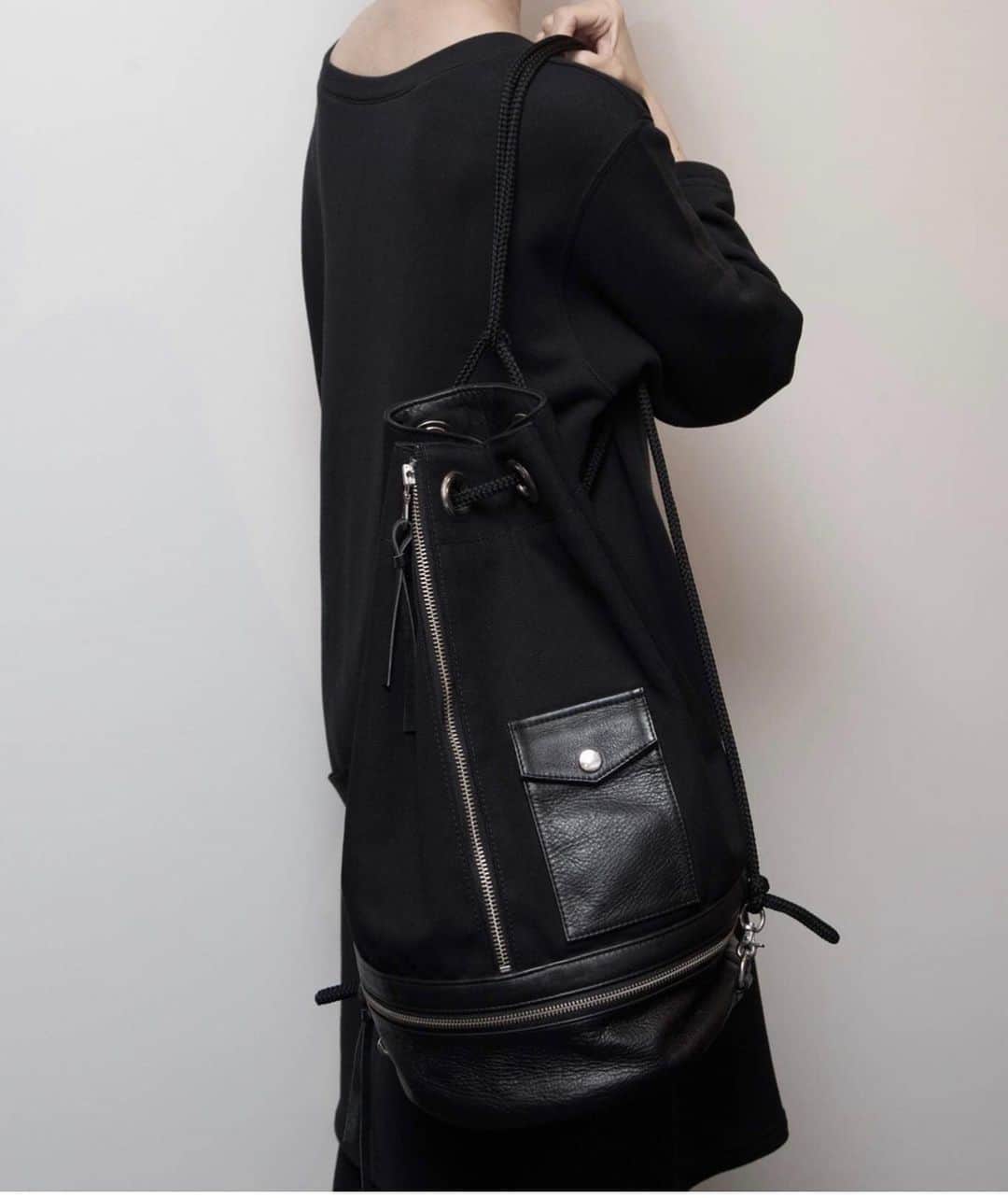 のインスタグラム：「TEARS OF SWAN-ZIP BONN ZACH RUCKSACKになります!! 札幌PARCO店頭、official webshopでも購入可能ですので宜しくお願い致します(^^)🏬🕴☃️ http://tears-of-swan.shop-pro.jp/?pid=87970070 (webshopオーダー分の発送は2月上旬になります)  TEARS OF SWAN×montage PARCO POP UP SHOP TOUR 2020 in SAPPORO  札幌PARCO DAY:2020.1/24(fri)〜1/30(thir) TIME:10:00〜20:00 PLACE: 北海道札幌市中央区南1条西3-3 　B2 POP UP SPACE  TEL: 011-214-2111  @tears_of_swan  #tearsofswan  #bonnzack  #rucksack #smartphonewalletcase @parco_sapporo_official  #sapporoparco #parco #parcotour #popupshoptour #popupshop #札幌パルコ #パルコ」