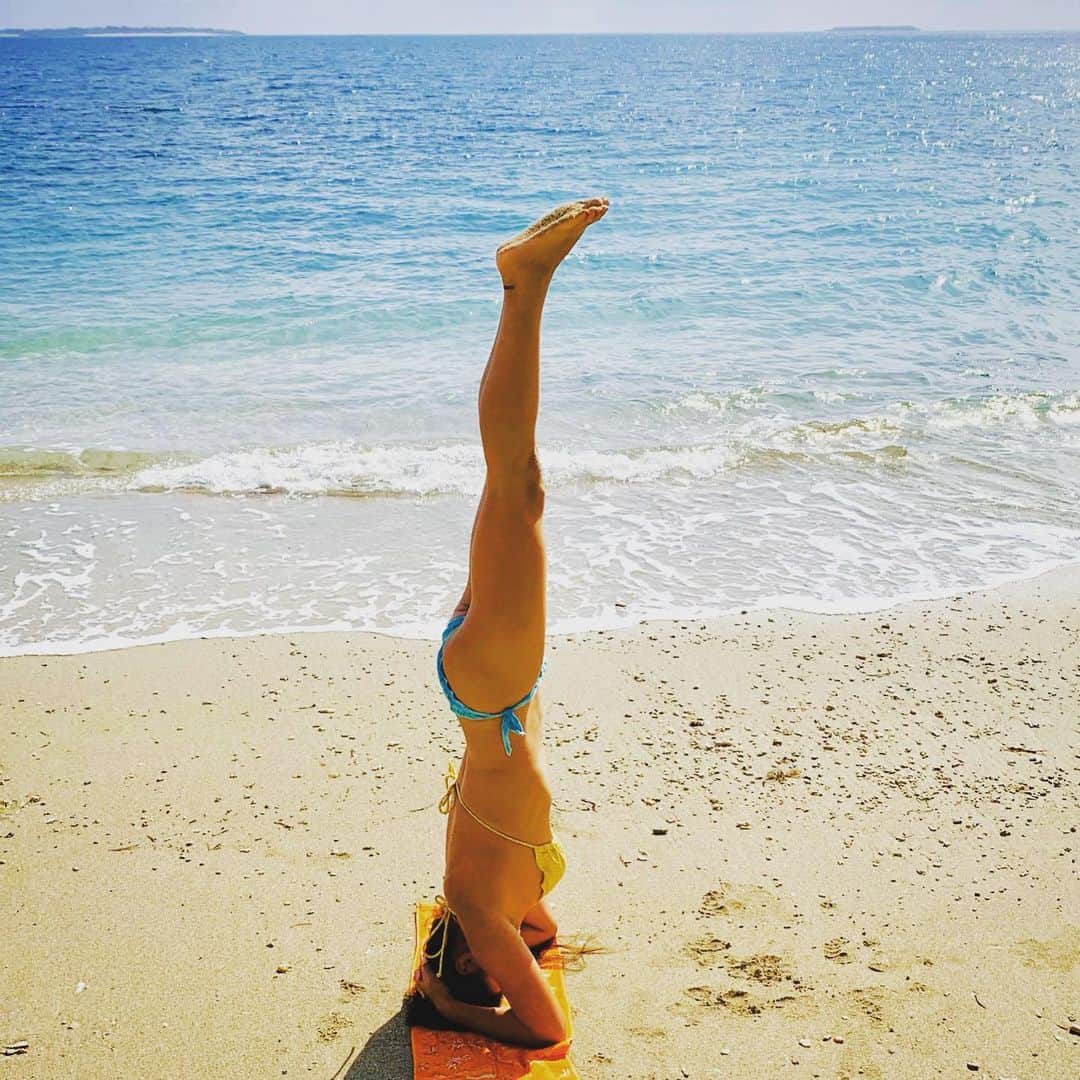 福田朋夏さんのインスタグラム写真 - (福田朋夏Instagram)「大好きなポーズ🤸🏾‍♀️✨潜る時は頭を下にして潜るから、いつも深く潜るイメージしながら逆立ちしてます。 重力で下に下がっていく内臓達も、元の位置に戻してくれます✨横隔膜も伸びて気持ちいい〜🙌 #yoga #freediving #beach #apnea」1月26日 18時29分 - tomoka_fukuda