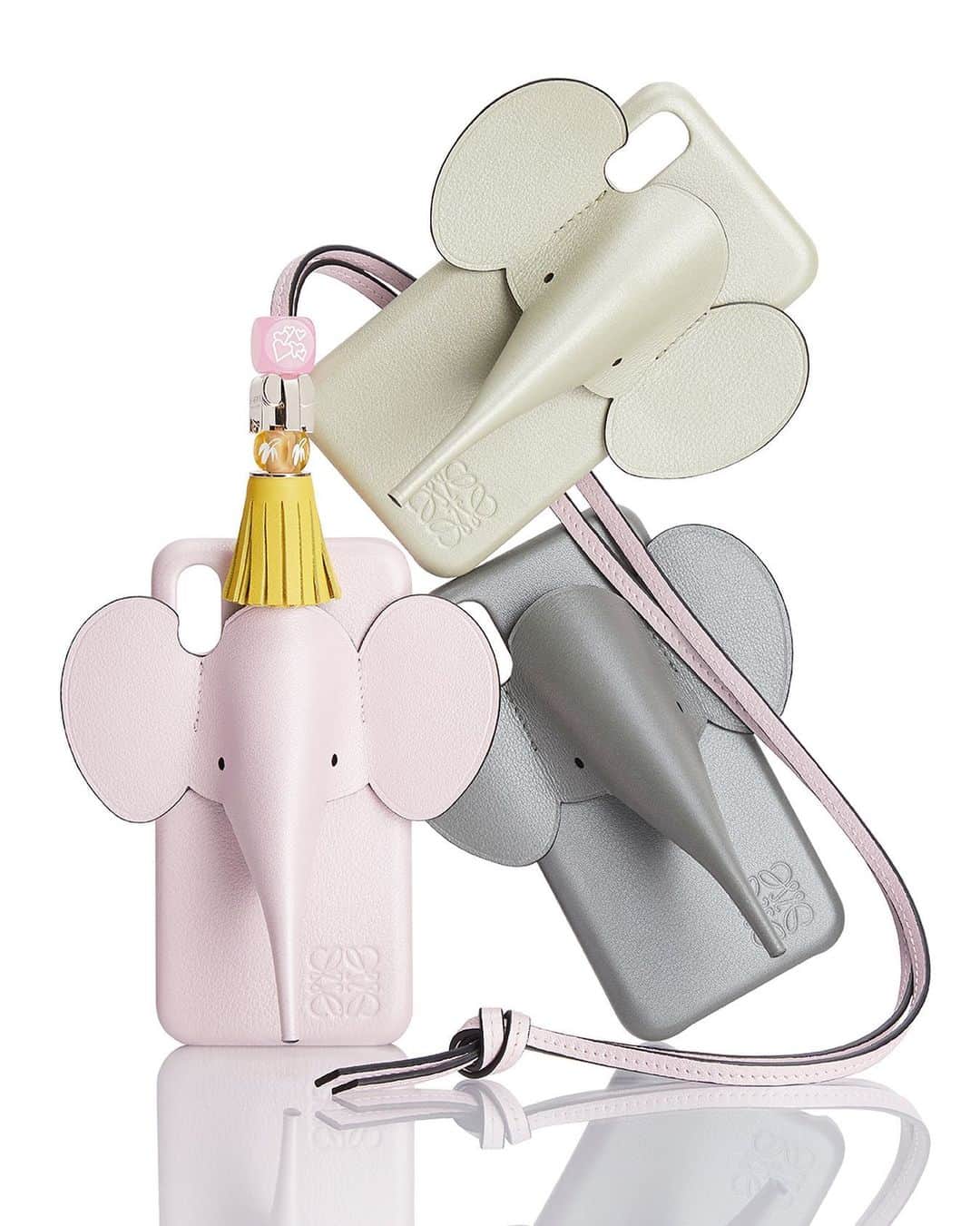 Loeweさんのインスタグラム写真 - (LoeweInstagram)「The Elephant cover for iPhone is the latest addition to the #LOEWE animal family.  Available in store and on loewe.com  #LOEWEelephant」1月26日 18時36分 - loewe
