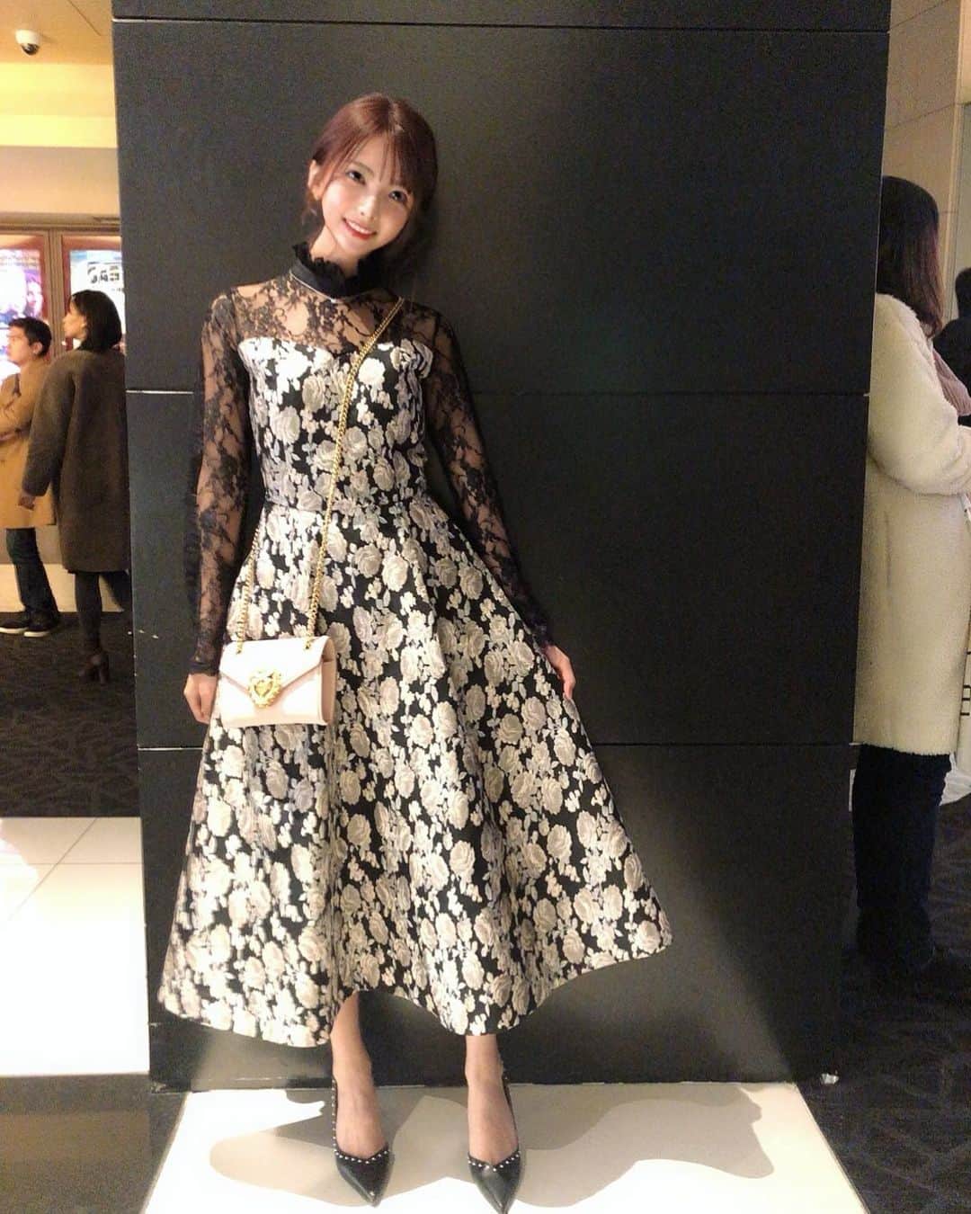 岡田栞奈のインスタグラム：「今日のコーデ❤️ 買ったばかりのお気に入りの お洋服をそのまま着たくて 車にコート置いてきちゃった🤣✨ ・  1日ずっとこれでまわってたけど 何故か寒くなかった(笑) なんでだろう、まいっか(笑) #六本木ヒルズ#映画#パラサイト半地下の家族#面白かった#休日#家族#デート#ワンピースコーデ #お気に入り」