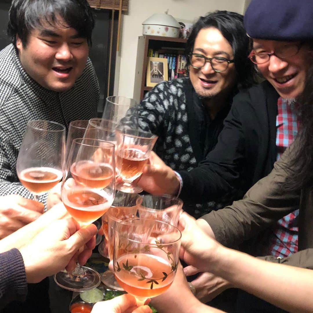 金剛地武志のインスタグラム：「先日我が家でyes, mama ok?さんたちの新年会があり、僕のiTunesの検索履歴にオシャレミュージックがワンサカ残されていて助かります。」