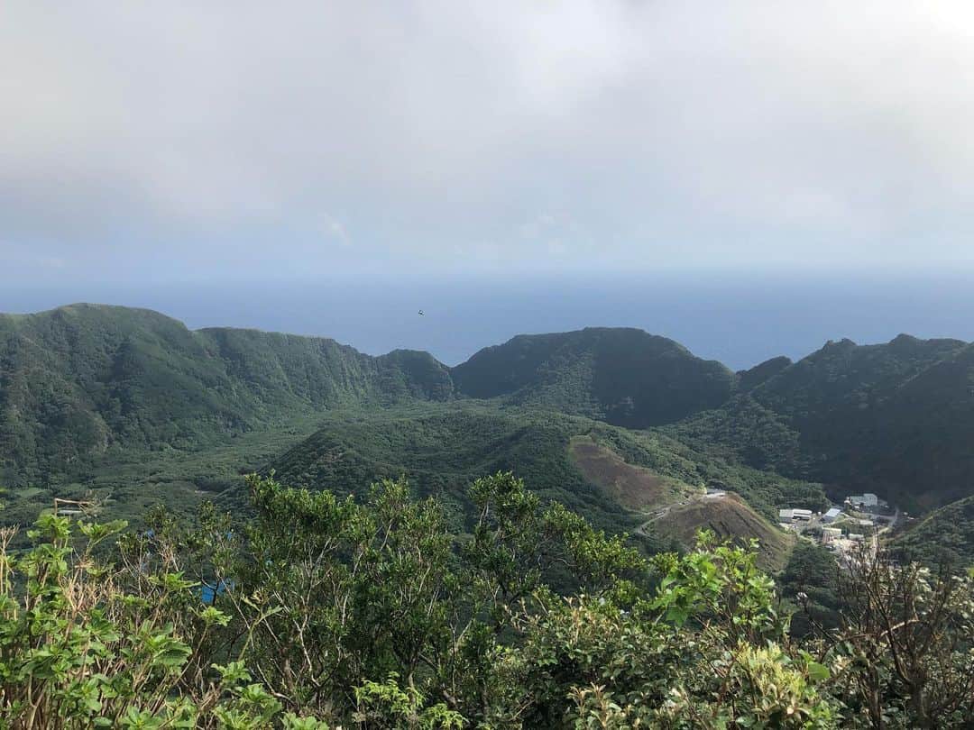 尾崎愛のインスタグラム：「青ヶ島、また行きたい。昨年一番の大冒険でした🚁1枚目よく見たらツバメが！  https://www.onestory-media.jp/post/?id=3372&title_id=3826  #青ヶ島 #伊豆諸島 #秘境 #島 #旅 #aogashima #tokyo #japan #travel」