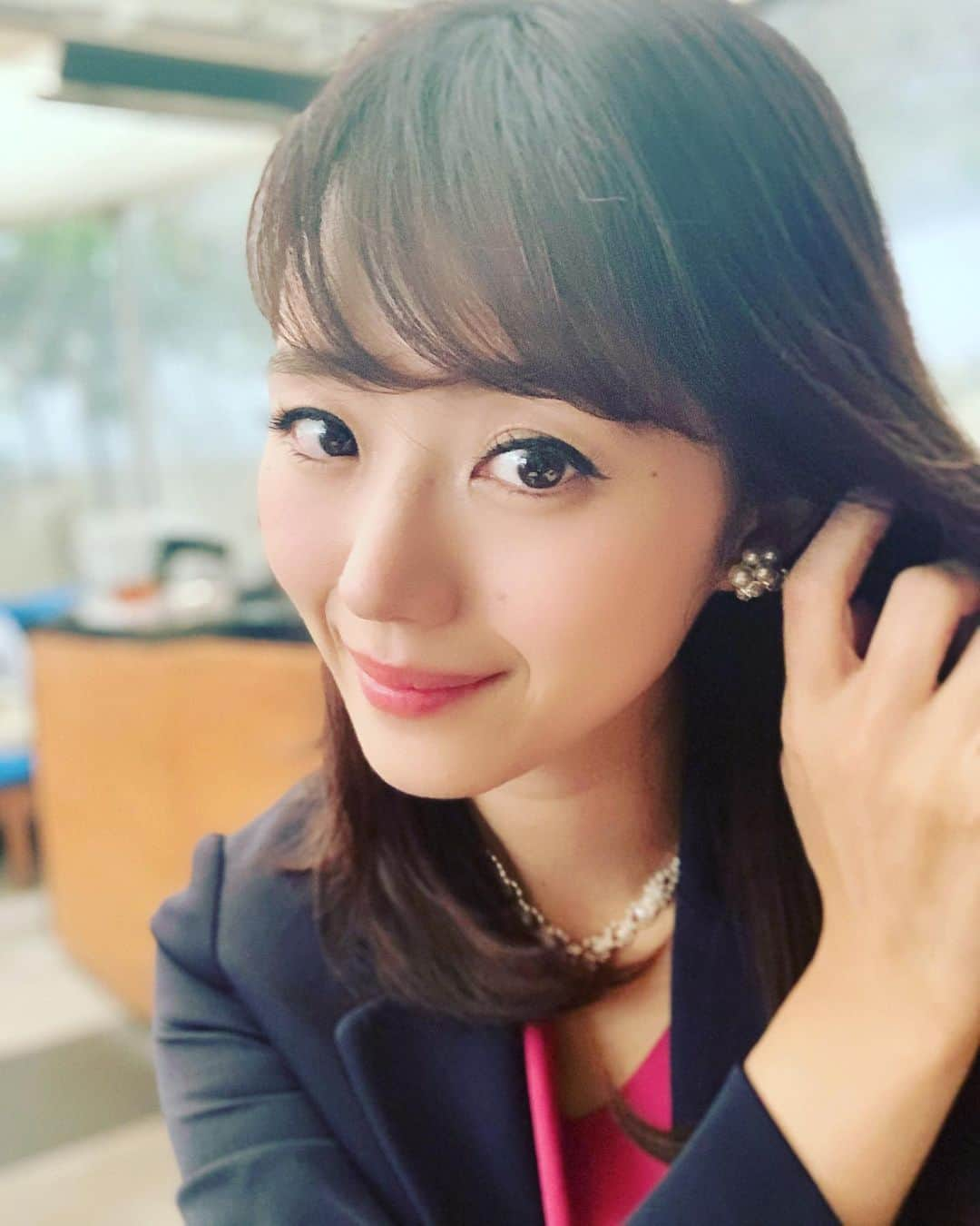 三井智映子さんのインスタグラム写真 - (三井智映子Instagram)「先週の相場のおさらいを 簡単にしたいと思います(*ﾟ▽ﾟ*) 先週の米市場は下落。 ダウ平均とS&P500指数が大幅下落となったほか、ナスダックは7週間ぶりに反落と、 米主要3指数がそろって下落。 24日の終値はダウ平均が170.36ドル安の28989.73、 ナスダックが87.57ポイント安の9314.91となっています。  中国で発生した新型コロナウイルス感染拡大で、中国経済や世界的な景気後退リスクが懸念されたことが重しに。 WHO(世界保健機関)が緊急事態宣言を見送った安心感も束の間、 中国・武漢市が実質的に封鎖も、世界的な感染拡大のニュースが。 米国内での新型コロナウイルス感染の2例目が確認されたほか、フランスも2例目確認を発表するなど、タイ、ベトナム、シンガポール、日本、韓国、台湾、ネパール、オーストラリアなど中国以外での感染も拡大していることからリスクオフの流れに。 中国市場が春節で休場となっていますが、 春節での拡大懸念も。  加えて米市場は主要3指数が過去最高値圏で、利益確定の動きが出やすいということもあったのでは。  また米市場では21日のネットフリックス (NFLX.O)  の軟調な決算も気になるところです。 今週相次いで発表される、ハイテクおよびインターネット関連企業の決算に注目でしょう。 もちろん28ー29日のFOMCにも注目です！  さて日本市場をみてみますと、 日経平均も週間では下落。 今週頭に昨年来高値をつけた日経平均は週末には再び2万4000円の大台を割り込む展開に。 24日の終値は2万3827円18銭、 また24日のシカゴ日経225先物清算値は、大阪比165円安の23635円となっています。 新型コロナウイルス懸念があるうちは、地理的に近い日本株はヘッジ売りという動きになりがちと考えられます。 そんな中、今週は本格化する決算に注目。 27日に日東電工<6988>、 28日に信越化学工業<4063>、エムスリー<2413>、 29日にファナック<6954>、キヤノン<7751>、NEC<6701>、アドバンテスト<6857>、 30日にアンリツ<6754>、任天堂<7974>、東京エレクトロン<8035>、野村HD<8604>、NTTドコモ<9437>、 31日にコマツ<6301>、日立製作所<6501>、TDK<6762>、みずほFG<8411>が発表を予定しています。 参考にしてみてください。  #相場解説　#日経平均　#米主要3指数 #ダウ　#ナスダック #金融アナリスト」1月26日 18時39分 - chiekomitsui