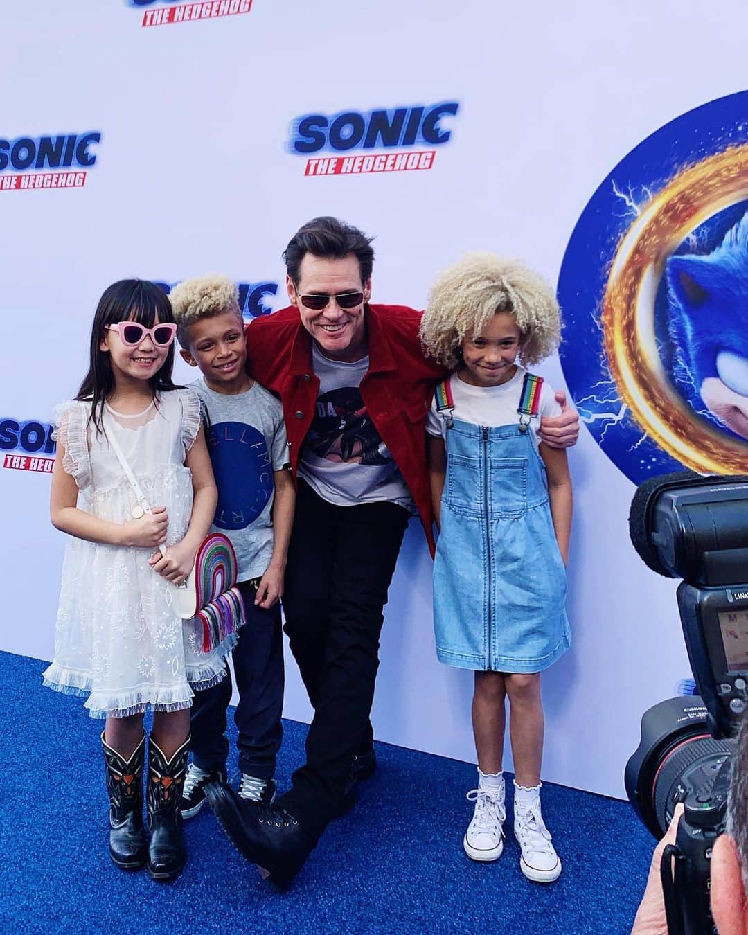 Zooey Miyoshiさんのインスタグラム写真 - (Zooey MiyoshiInstagram)「Red carpet / Blue carpet moments from yesterday’s @sonicmovie premiere. We wouldn’t have been able to meet Jim Carrey this closely without our friends @stellaandblaise 😭 Oh and @james_marsden was so nice too 🥰 but most importantly of all, can we all just give Zooey’s vintage ACME cowboy boots a moment? She chose these over her docs to style yesterday with her @stellakids dress and rainbow bag ! P.S. This movie was so funny! If you loved Ace Ventura you’re going to love this movie too! P.S.S. Should we do our movie reviews on the blog or IGTV? #sonicmovie #stellaandblaisewithzooey」1月27日 5時40分 - zooeyinthecity