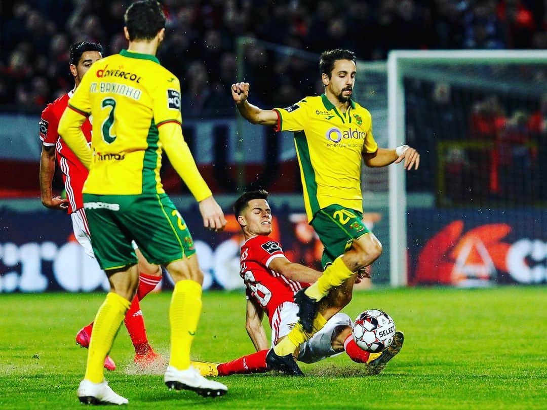 ユリアン・ヴァイグルのインスタグラム：「Important 3 points!💪🏽🔴⚪️ #pelobenfica」