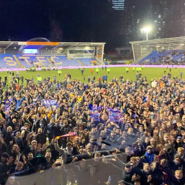 ジョー・ハートのインスタグラム：「So proud of @shrewsburytown players and supporters. Fantastic feeling in the town after brilliant performance . Thank you for having me ... always good to be home 🔸🔹❤️」