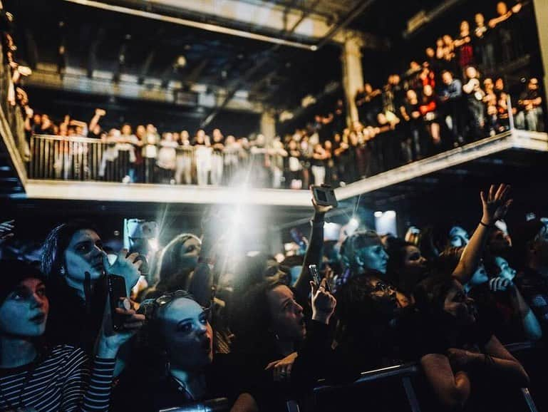 ニック・マーティンさんのインスタグラム写真 - (ニック・マーティンInstagram)「MUCH LOVE, ATLANTA! ✌🏽 Unreal show last night! Thank you for being utterly insane the whole entire show. Wow!! Can you spot yourself in the crowd photos? . SOLD OUT show in Nashville tonight! LETS’S GO!」1月27日 4時20分 - nodirectioncasa