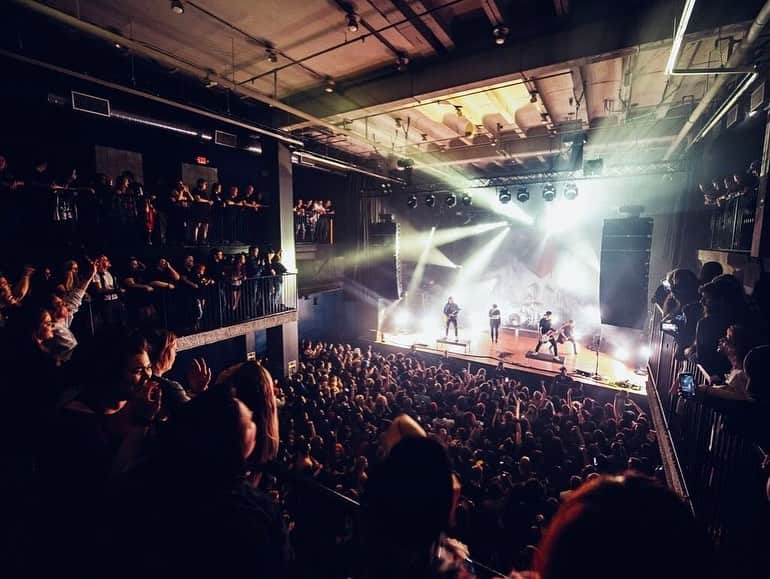 ニック・マーティンさんのインスタグラム写真 - (ニック・マーティンInstagram)「MUCH LOVE, ATLANTA! ✌🏽 Unreal show last night! Thank you for being utterly insane the whole entire show. Wow!! Can you spot yourself in the crowd photos? . SOLD OUT show in Nashville tonight! LETS’S GO!」1月27日 4時20分 - nodirectioncasa