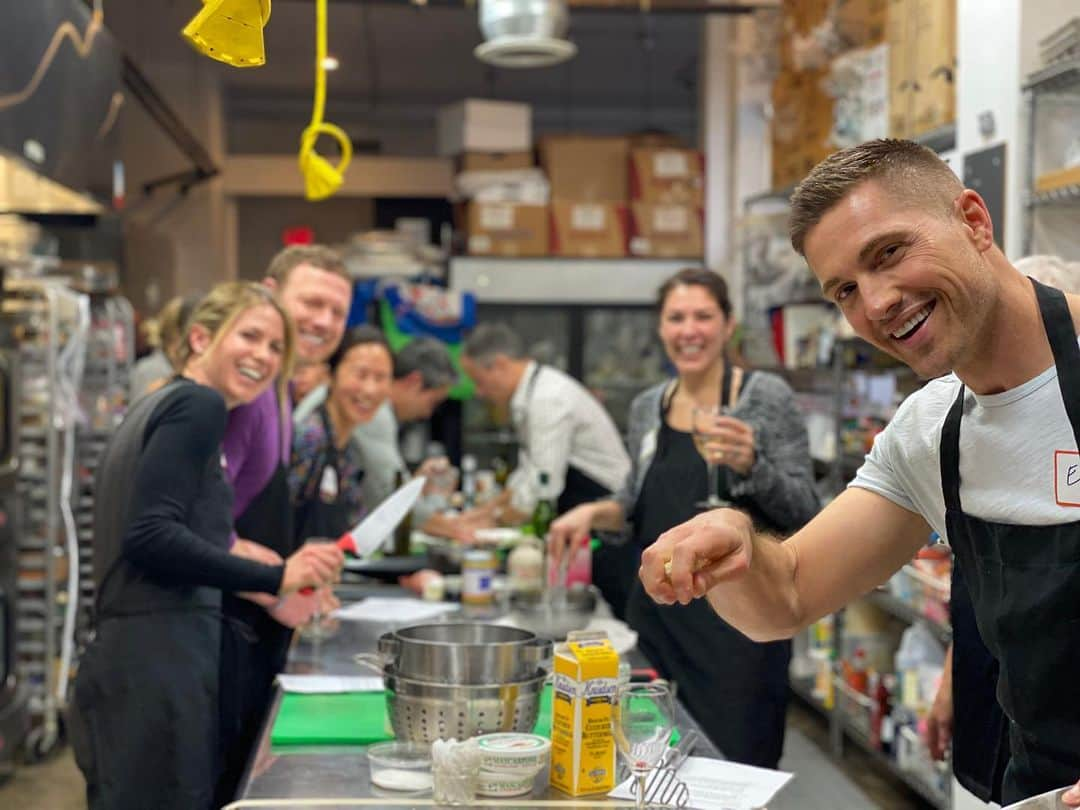 ロゼリン・サンチェスさんのインスタグラム写真 - (ロゼリン・サンチェスInstagram)「Friends that cook together stay together! Great night with our CH familia... #blvdkitchen #yummy #adulttimefun」1月27日 4時38分 - roselyn_sanchez