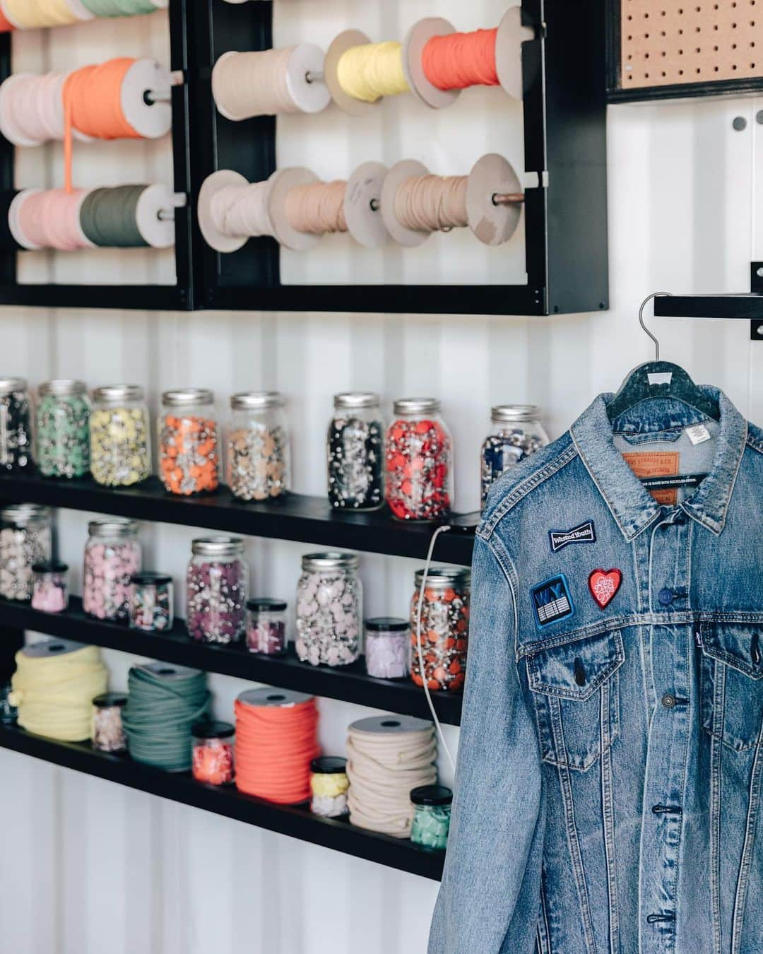 Levi’sさんのインスタグラム写真 - (Levi’sInstagram)「How would you customize your Levi’s? Stop by Levi’s Haus Miami today for a chance to win a spot in a @verdy workshop.」1月27日 4時34分 - levis