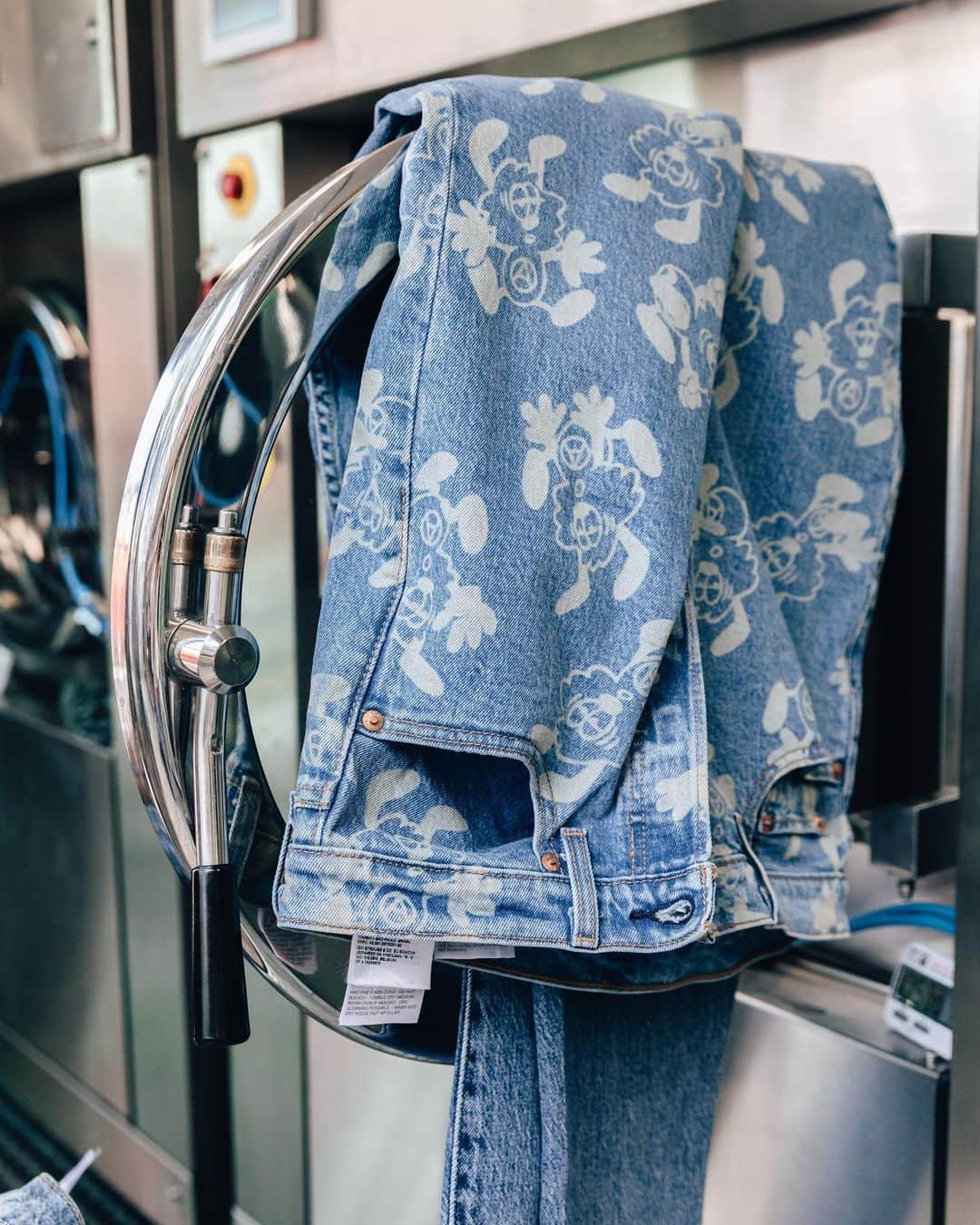 Levi’sさんのインスタグラム写真 - (Levi’sInstagram)「How would you customize your Levi’s? Stop by Levi’s Haus Miami today for a chance to win a spot in a @verdy workshop.」1月27日 4時34分 - levis