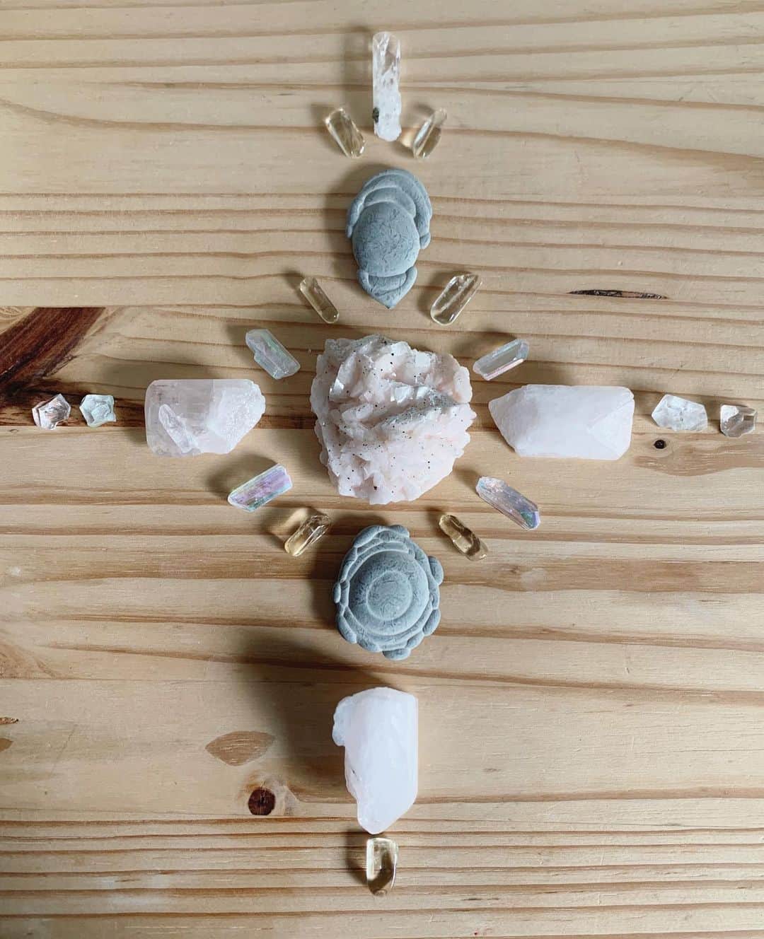 OLIVIAのインスタグラム：「Today’s #crystalgrid ❤️I’m using dolomite as my center piece, and the fairy stones to help heal my body- I’ve been getting over a cold. I also used some of my fav’s- pink danburite, angel aura danburite, citrine and apophyllite. 😍🌈🌟💕💘」