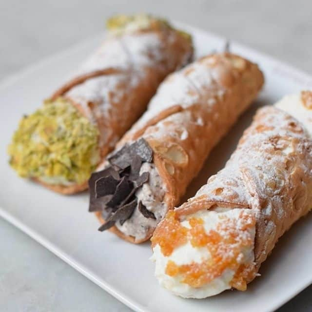 Eataly Brasilさんのインスタグラム写真 - (Eataly BrasilInstagram)「No próximo sábado e domingo, 1° e 2° de fevereiro, o Eataly celebra um clássico doce italiano com o Cannoli Weekend! . . . O primeiro piso do Eataly receberá uma feira que vai te deixar com água na boca, reunindo 5 marcas de cannoli e suas diferentes receitas. Venha experimentar e também aprender com nossos Workshops gratuitos, que acontecem sábado das 15h às 16h sobre cannolo salgado com o chef Thiago Saldiva; e domingo das das 11h às 12h sobre cannolo clássico com a @venchibrasil. Além disso, completamos a festa com a venda de taças de vinho a R$ 20. A entrada é livre, então já marque aqui quem vai te acompanhar nessa! #EatalySP #SouEatalyano」1月27日 5時00分 - eatalybr