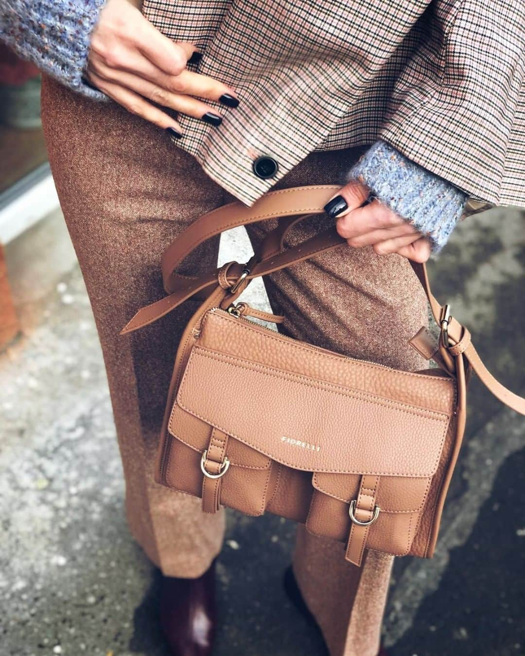 フィオレッリさんのインスタグラム写真 - (フィオレッリInstagram)「We love how @wemimosas has styled our luxe Layla in taupe 👌 Bag yours for £25 in our online Outlet – free UK standard delivery on all orders ends at midnight! #FiorelliFor」1月27日 5時00分 - fiorelli_bags