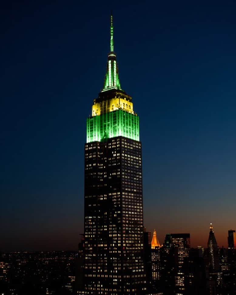 Empire State Buildingさんのインスタグラム写真 - (Empire State BuildingInstagram)「Wishing all who celebrate a safe and happy Australia Day with lights in green and gold tonight. Our thoughts are with the country as they continue to be impacted by the national bushfire crisis.」1月27日 5時03分 - empirestatebldg