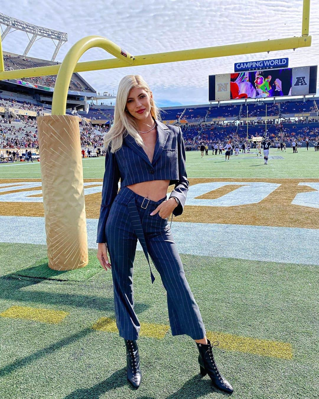 デヴォン・ウィンザーさんのインスタグラム写真 - (デヴォン・ウィンザーInstagram)「PRO 🏈 BOWL ! Had so much fun at the red carpet pre show and judging the players looks! #PBredcarpet #OOTD」1月27日 5時12分 - devwindsor