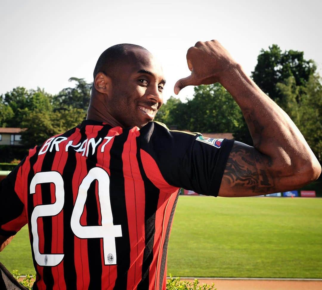 ACミランさんのインスタグラム写真 - (ACミランInstagram)「We have no words to express how shocked we are to hear of the tragic passing of one of the greatest sportsmen of all time and Rossonero fan, Kobe Bryant. All our thoughts are with the families of those affected by this tragic accident. You will forever be missed, Kobe 🙏❤🖤」1月27日 5時19分 - acmilan