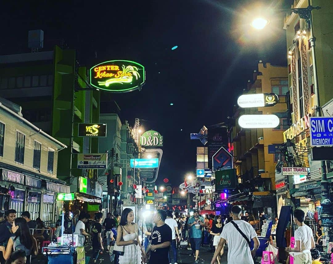 夏樹☆たいようのインスタグラム：「タイに来てます🇹🇭世界一周中、タイではずっとここカオサンに居たから地元に帰って来た感。今年はSEAdみんなでアジアに沢山行けるよう頑張る！ #thailand #kaosanroad #bangkok #backpacker」