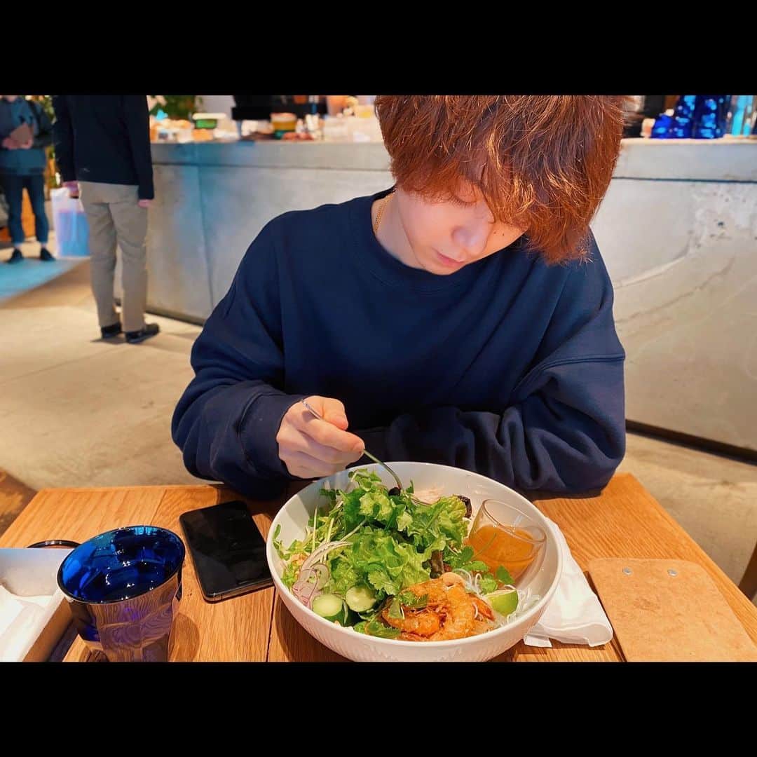 小越勇輝さんのインスタグラム写真 - (小越勇輝Instagram)「アジアンサラダを食す。  #アジアンサラダ #いつの間にパクチー食べられるようになった」1月26日 20時38分 - yuki_ogoe