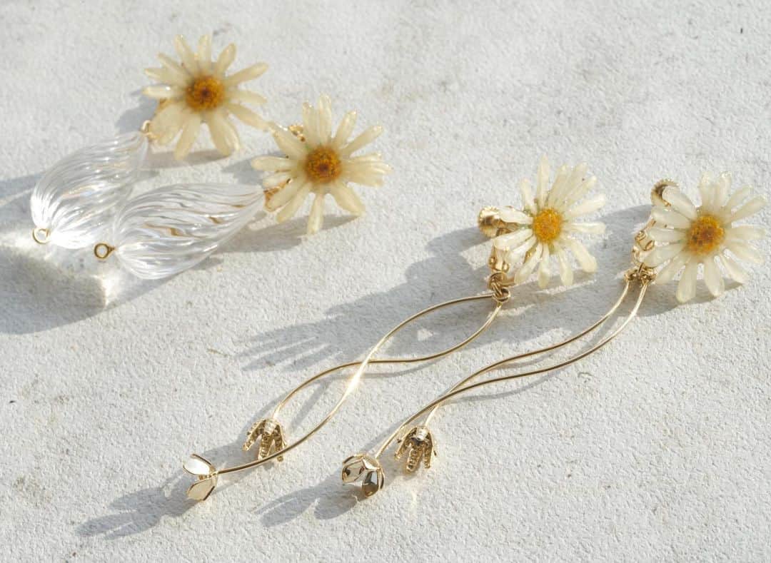 waco⭐️CHACOのインスタグラム：「マーガレットシリーズ 本物の生花を特殊な樹脂で加工したマーガレット。 初登場のリングがお目見えです💍💫 ナチュラルでとってもかわいいアイテムです。 その他完売していたreal flowerアイテムたちも再販いたします。  1/28 TUE 21:00〜UP CHACO  ONLINE SHOP」