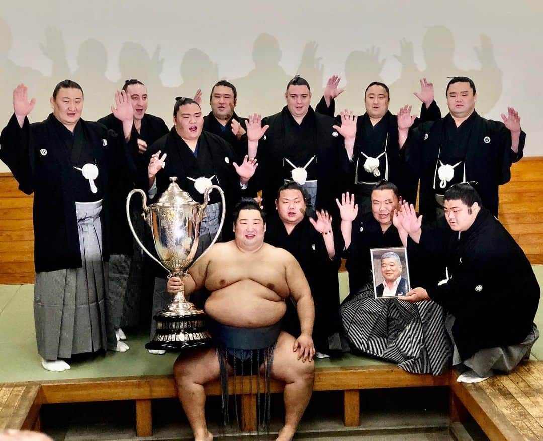 日本相撲協会さんのインスタグラム写真 - (日本相撲協会Instagram)「優勝した徳勝龍と、一門の関取衆で記念撮影📸  @sumokyokai #1月場所 #大相撲 #sumo #相撲 #tokyo #東京 #力士 #お相撲さん #おめでとう#japanphoto #sumowrestlers #japanculture #smile #Congratulations」1月26日 20時30分 - sumokyokai