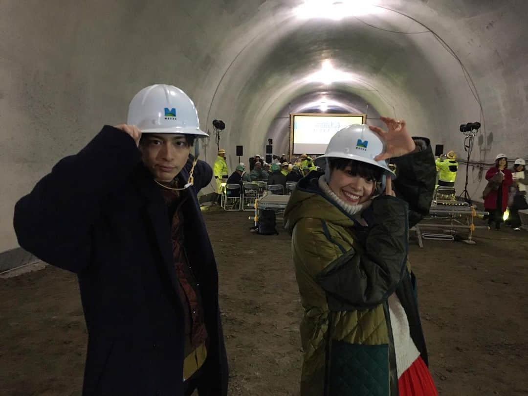 高杉真宙さんのインスタグラム写真 - (高杉真宙Instagram)「皆さんこんばんは！高杉です。先日「前田建設ファンタジー営業部」のイベントへ行ってきました！撮影の時はまだ掘っていたトンネルが完成していて全く違う景色になっていてびっくりしました。1月31日公開ですので皆様是非劇場へ観にいらしてください！では！ #前田建設ファンタジー営業部 #トンネル　#1月31日公開」1月26日 20時33分 - mahirotakasugi_