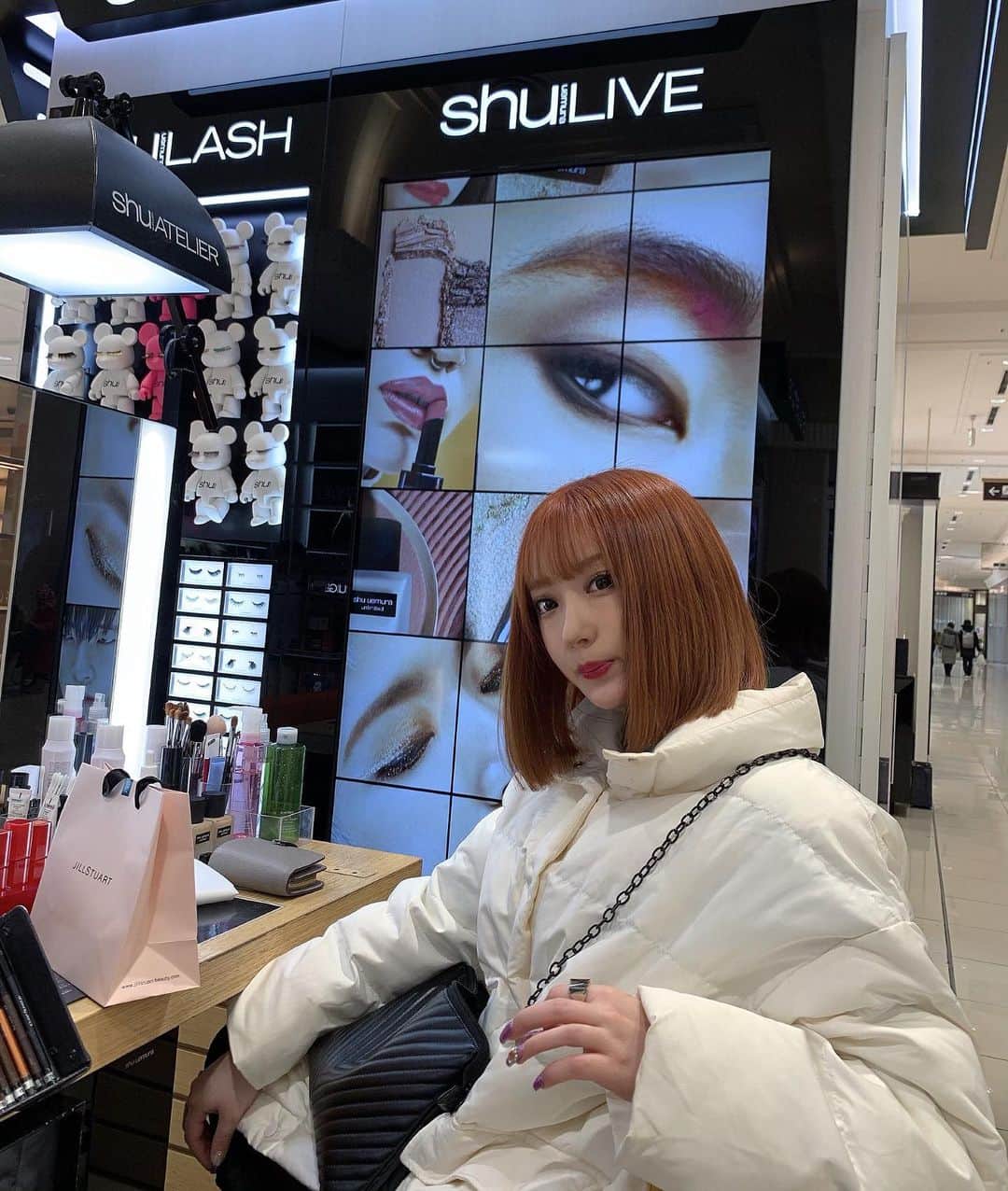 おもてちゃんのインスタグラム：「. 少し前にエクステを取って、胸元まであった地毛をボブに切りそろえました。 オレンジ色にカラーしました🍊 既に色落ちし始めているけどそれもまた可愛い . #ボブヘアー#オレンジヘアー」