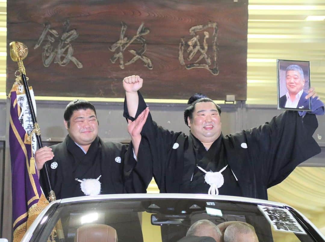 日本相撲協会さんのインスタグラム写真 - (日本相撲協会Instagram)「優勝パレードに出発する、徳勝龍と旗手の志摩ノ海。 15日間、沢山のご声援ありがとうございました✨  @sumokyokai #1月場所 #大相撲 #sumo #相撲 #tokyo #東京 #力士 #お相撲さん #おめでとう#japanphoto #sumowrestlers #japanculture #smile #Congratulations」1月26日 20時47分 - sumokyokai