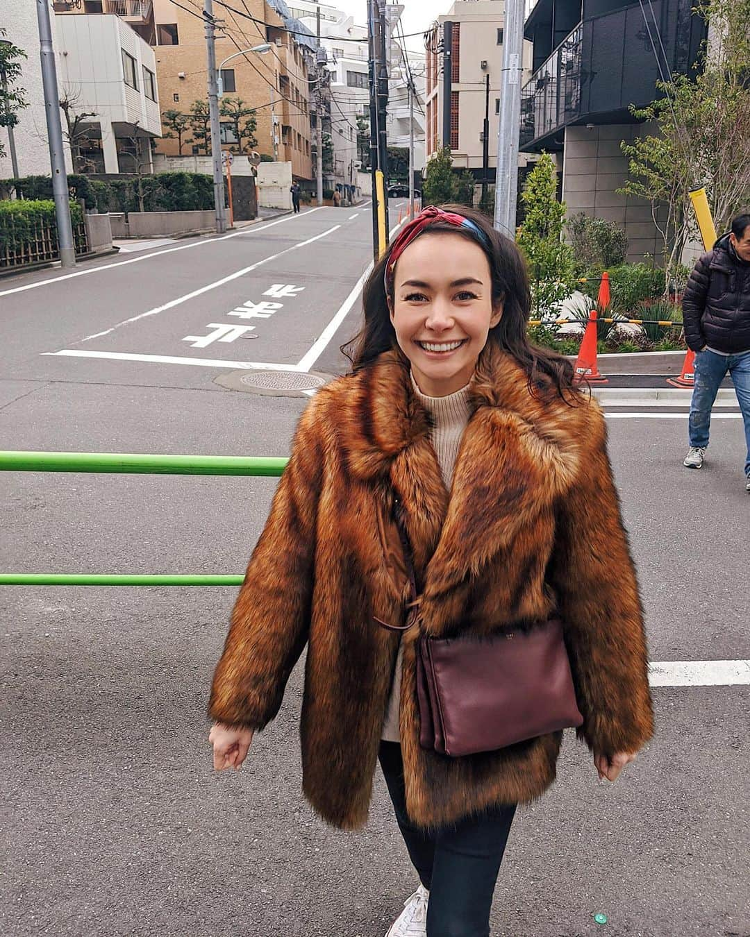 シャウラさんのインスタグラム写真 - (シャウラInstagram)「Me after having a speed walking race with my husband. I failed miserably. Guy in the background was amused.  ハズバンドと街中で競歩のレースをした後の顔。後ろのおじさん、見てました。 #tokyo #faux #fashion」1月26日 20時39分 - shaula_vogue