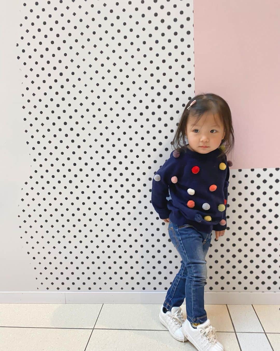 福長優のインスタグラム：「❤︎ 壁を見つけて 走っていて 👧🏻｛とって〜 だって。  #1歳10ヶ月 #ポージングみたいになってる #相変わらず髪の毛はボサボサ  #ボサ子」