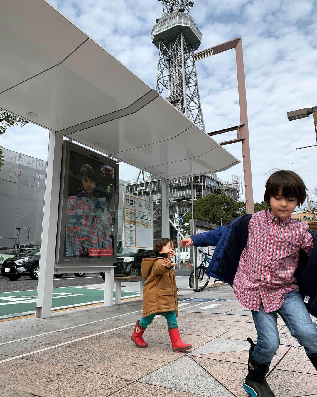 小沢健二さんのインスタグラム写真 - (小沢健二Instagram)「後ろは名古屋バス停限定のポスター。梅田プチシャン33mの赤い壁は今夜遅くに設置、明日から1週間のはずです。﻿ ﻿ 大阪には伺えないと思うので、動画撮れる方いたらスケートボードでガーッと滑っごにょごにょ迷惑をかけてはダメですが、何か撮れればぜひ。﻿ ﻿ 名古屋人﻿ なぜか行かない﻿ レゴランド﻿ ﻿ #nagoya #osaka #tokyo #stan #瓦」1月26日 20時50分 - sokakkoii