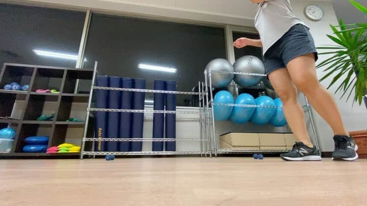 興梠友理のインスタグラム：「【術後10カ月半 / 10.5 months Post-op】 My goal is to graduate from physical therapy around 1 year post-op😤 ・ ジムでのリハビリも相変わらず地味に続けています。が、最近は3日か4日おきです…😅 (でも、一回行ったらみっちり1時間半以上のメニューをこなしているので、リハビリ担当のPTさん的にはOKみたいですw) ・ 片足ジャンプは110cmまで安定して飛べるようになりました✨ ・ 動画では先に右の健脚で跳んだ後に左の術脚で飛んでいます。左の術脚の方はほぼ同じ距離は跳べているけど、前のめりになりがちだから、まだ腿裏の筋肉が弱い証拠😢 ・ ま、でも筋トレしてると、少しながらも先月よりも筋力UPは感じられているから、リハビリ卒業するまで地道にコツコツと続けます😤 ・ ※2枚目の写真は、ジャンプの印にした重りの距離感が分かるように横に寝てみた。ww私の身長が157cmなので、重りの幅が115cmくらいなのがわかるかと(22.5の私の足5つ分でいつも距離を測っています) ・  #努力は絶対裏切らない #ろぎ子の復活までの記録 #膝脱臼 #複合靭帯損傷 #前十字靭帯断裂 (ACL) #後十字靭帯断裂 (PCL) #内側側副靱帯断裂 (MCL) #内側膝蓋大腿靭帯断裂 (MPFL)  #前十字靭帯再建 #後十字靭帯再建 #半月板縫合 #半月板部分切除 #nevergiveup #roadtorecovery #kneeinjury #kneeinjuryrecovery #kneeinjuryrehab #multipleligamenttears #aclrecovery」