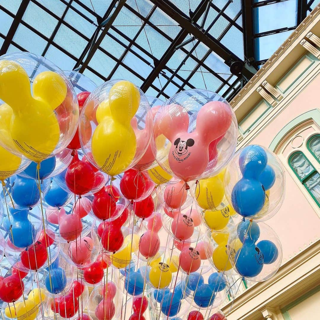 市川愛美のインスタグラム：「. . 風船を買うなんていつぶりだろう🎈 昔はよく両親におねだりしてたな… 買ってもらったことは無いけど😢 だから自分で買いました！笑 2枚目は持ててそうで持ててない！  #ディズニー#風船#ディズニーランド#ディズニーコーデ #ディズニーカチューシャ#ミッキーバルーン#ディズニーバルーン #ディズニー風船#風船🎈#バルーンベンダー」