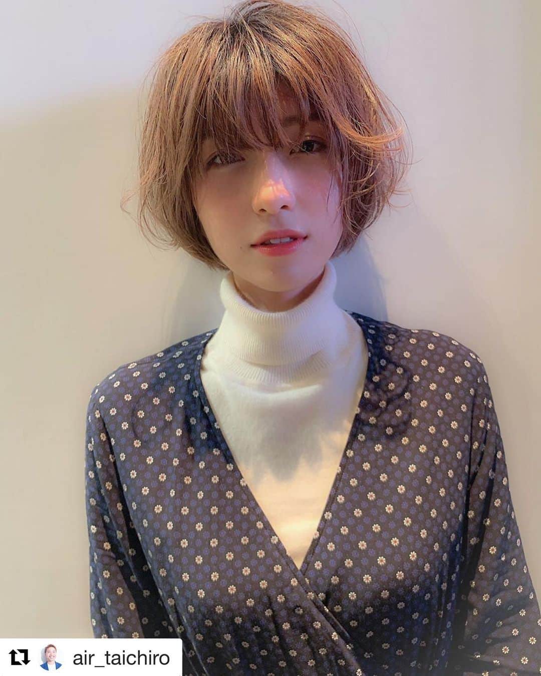 のインスタグラム：「#Repost @air_taichiro with @get_repost ・・・ . 『　feminineStyle 』 . . hair &  make . . 今日もまた学びました🌞 . . #ショート　#ショートボブ　#撮影　#無造作パーマ　#パーマ #THROW #THROWカラー　#スロウカラー #似合わせ #ショートヘア #ショートボブ #秋ヘア  #髪質改善 #前髪 #カット#l4l #instagood #like4like  #天神 #大名 #今泉 #福岡 #air #美容室 #美容師 #air福岡 #ボブスタイル #久留米美容室 　#lala__hair」