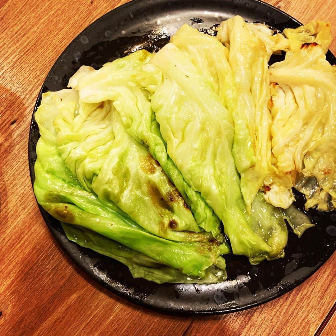 志摩有子さんのインスタグラム写真 - (志摩有子Instagram)「久しぶりにタイ料理が食べたくなってソムタムダーに。冬限定の鍋料理、チムチュムをメインに注文。トムヤムクンのようなスパイスと一緒に煮込んだスープでお肉や魚介を卵にくぐらせてしゃぶしゃぶ。酸っぱ辛いタレで食す。締めは春雨で。他にもフライドチキンやソムタム、海老の春雨煮込みやソフトクラブのカレー炒めなど、いろいろ頼んでお腹いっぱい大満足。 #チムチュム　#チムチュム鍋 #タイ料理　#イサーン料理」1月26日 20時59分 - ariko418