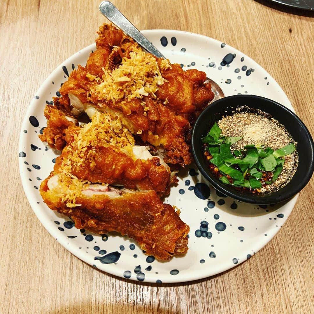 志摩有子さんのインスタグラム写真 - (志摩有子Instagram)「久しぶりにタイ料理が食べたくなってソムタムダーに。冬限定の鍋料理、チムチュムをメインに注文。トムヤムクンのようなスパイスと一緒に煮込んだスープでお肉や魚介を卵にくぐらせてしゃぶしゃぶ。酸っぱ辛いタレで食す。締めは春雨で。他にもフライドチキンやソムタム、海老の春雨煮込みやソフトクラブのカレー炒めなど、いろいろ頼んでお腹いっぱい大満足。 #チムチュム　#チムチュム鍋 #タイ料理　#イサーン料理」1月26日 20時59分 - ariko418