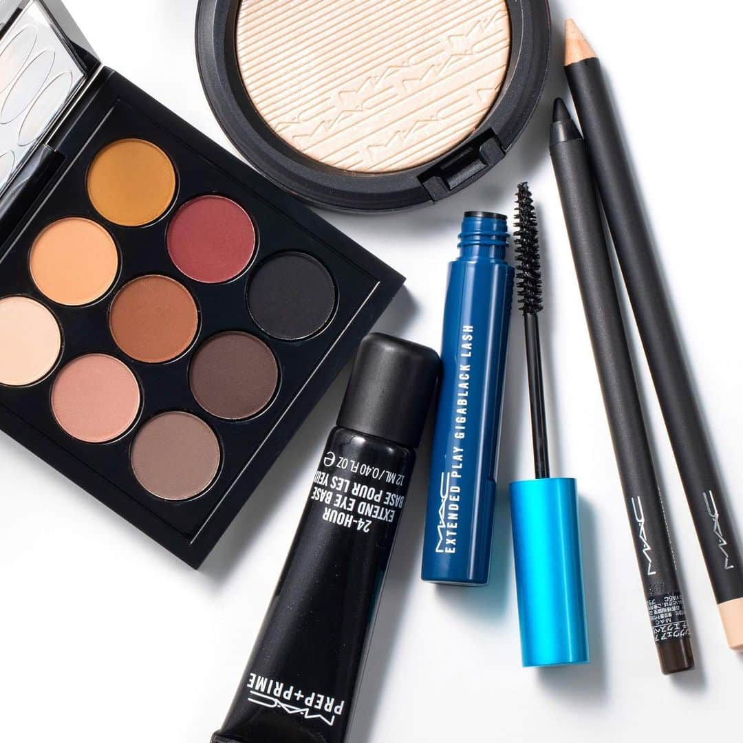 M∙A∙C Cosmetics Japanのインスタグラム：「ㅤ まぶたをすっきり見せるには、マットなカラーに絞って グラデーションを作るのがおすすめ👀◎ ㅤ インサイドを明るくすることで、目がぱっちり見えます✨ ㅤ ㅤ 【掲載製品 】(上から時計回りに) エクストラ ディメンション スキンフィニッシュ [ダブル グリーム] スタジオ クロマグラフィック ペンシル [NC15/NW20] プロ ロングウェア アイ ライナー [リッチ エクスペリエンス] エクステンディッド プレイ ギガブラック ラッシュ M·A·C プレップ プライム 24 アワー エクステンド アイ ベース スモール アイシャドウ x 9: セミ スウィート タイムズ ナイン ㅤ ㅤ M·A·C ARTIST RINO KASAI @rino416⠀@macpro_tokyo PHOTO: @takaki_iwata ㅤ #MACCosmeticsJapan #MACコスメ #MACCosmetics #コスメ #メイク #アイベース #アイメイク #マスカラ #アイシャドウベース #アイシャドウ #冬メイク #マット #マットメイク #置き画 #お気に入りコスメ #eyemakeup #eyeshadow #beauty #makeup #cosmetics #flatlay」