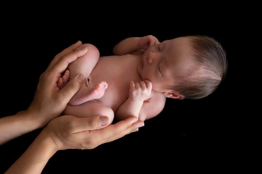 Hiiiiikoさんのインスタグラム写真 - (HiiiiikoInstagram)「♡ . . かおるさんに撮ってもらった newbornphotoのデーター出来上がった😍 どれも全部可愛すぎて見た瞬間ウルウルだよ。 こんなに小さかったんだね😌 素敵な良い体験が出来た😭💖 かおるさん ありがとうございました🙇🏼‍♀️❤️ @cozynap_newbornphoto . .  #赤ちゃん#赤ちゃんのいる生活#赤ちゃんのいる暮らし#出産#令和ベイビー#令和ベビー#女の子ママ#女の子ベビー#生後31日#マタママ#3人目#ニューボーンフォト#ニューボーン#新生児#newbornphoto#baby#babygirl#12月生まれ」1月26日 21時02分 - marcella26