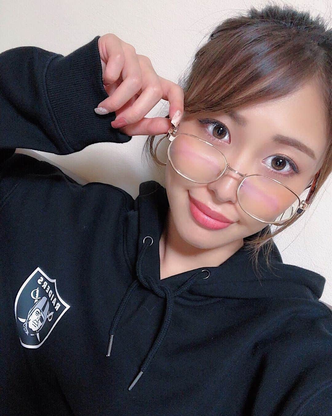澤井玲未のインスタグラム：「花粉のおかげで伊達眼鏡召喚⛓ 丸じゃない五角形みたいなカクカクな眼鏡お気に入り🖤 #selfie#japanese#raiders#伊達眼鏡#眼鏡女子#裸眼メイク #裸眼#zara」