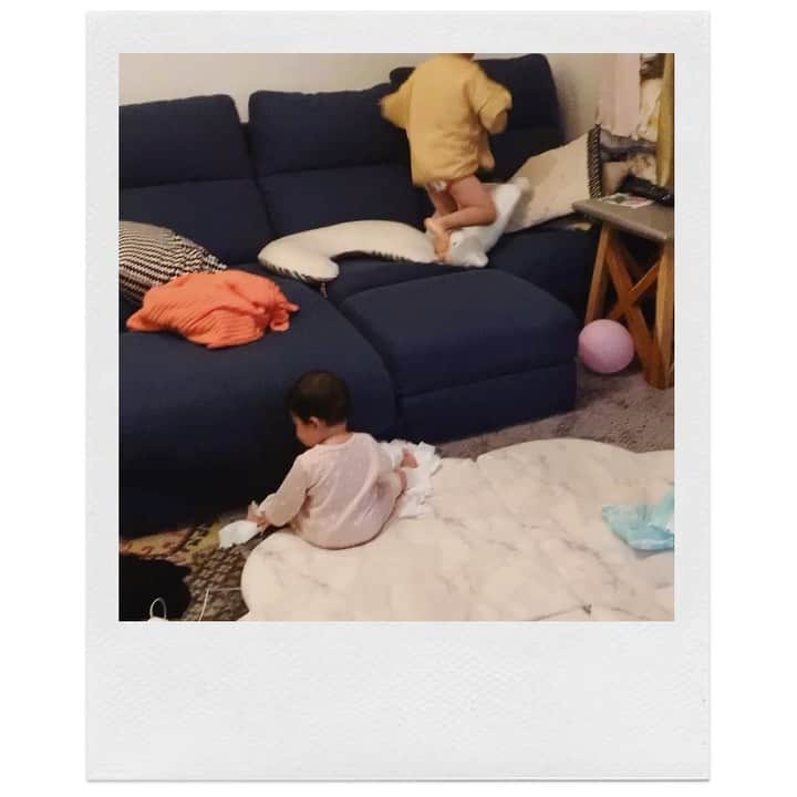 ジュジュのインスタグラム：「この光景で母ゴハン3杯イケる🍚 . 仲良くしてくれて何より幸せ♡ . #坊4歳6カ月 #🍙8カ月24日 #お兄パンツ🩲 #🍙大爆笑 #仲良し兄妹」