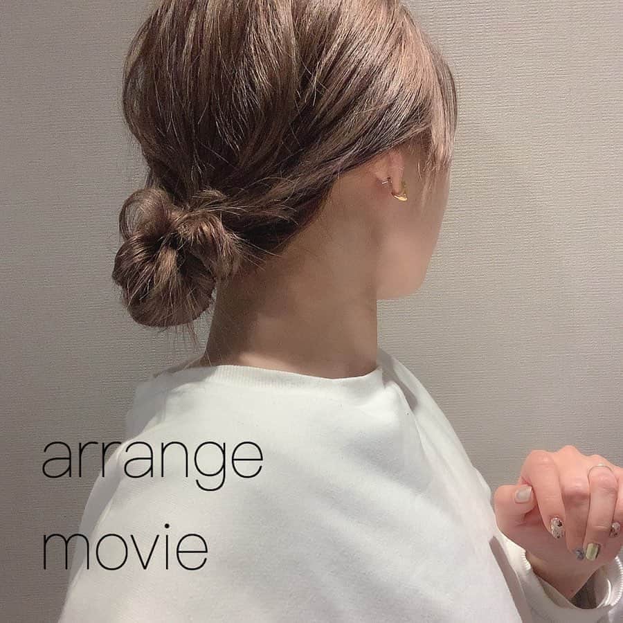 のインスタグラム：「𝙰𝚛𝚛𝚊𝚗𝚐𝚎 𝚖𝚘𝚟𝚒𝚎𓆙  ほんとにほんとに 適当すぎる時のやつです！ １束にして 巻きつけて ゴムでとめてるだけです😂 あとは、後れ毛や、 前髪を巻けばそれっぽく なります😂😂 この日は、 韓国にアイロン持ってくるの 忘れたのでそこは割愛させてください..🙇‍♂️😂笑 一番簡単なそれ風アレンジ☺️ 𝐒𝐰𝐞𝐚𝐭 @lilou__official」
